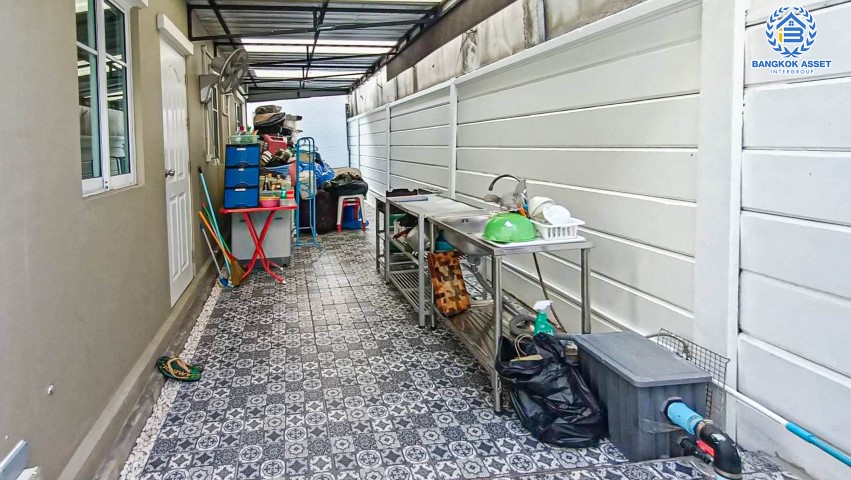 *****บ้านเดี่ยวมือสองย่านกรุงเทพฯ ม.ภัสสร21 พระราม9-วงแหวน เนื้อที่กว้างขวางมากถึงเกือบ 58 ตร.ว. ฟังก์ชันจัดเต็ม 4 ห้องนอน 2 ห้องน้ำ 2 ที่จอดรถ บนทำเลเดินทางง่าย เพียง 15 นาทีก็ถึงรถไฟฟ้าสายแอร์พอร์ตเรลลิงก์ "สถานีลาดกระบัง" ใกล้สนามบินสุวรรณภูมิ และทางด่วน "มอเตอร์เวย์"